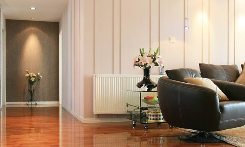 1565852409651070.jpg 在我們挑選暖氣片時,不僅要看價格,還要看產(chǎn)品和服務(wù),才能避免吃虧上當(dāng)。
選擇暖氣片從哪些角度出發(fā)?
1.看材質(zhì)
材質(zhì)影響到產(chǎn)品的使用和壽命。廠家選擇的材質(zhì)過關(guān),不僅在使用中減少漏水等問題,還能夠延長暖氣片的壽命。用戶在挑選材質(zhì)時,可以咨詢一下鋼管或銅管的壁厚,一些特殊產(chǎn)品的片頭和壁厚是不同的,片頭需要加厚,才能抵抗住常年侵蝕。材質(zhì)要求均勻,無凸起,無水波紋。
2.看安裝
很多廠家都有自己的安裝隊,或者有固定合作的安裝隊。安裝人員統(tǒng)一持證上崗,經(jīng)驗豐富。對自己工廠的產(chǎn)品也比較了解,在測量、方案設(shè)計中考慮細(xì)致全面。暖氣片安裝時噪音小,測量、打孔、懸掛、打壓等步驟齊全考究,接口緊密,管路布局橫平豎直,彎管接頭少。
3.看工藝
暖氣片的生產(chǎn)工藝和品牌廠家密不可分。有些不良小廠家采用回收二手暖氣片,簡單去銹刷漆之后再投放市場,雖然暖氣片價格很便宜,但這種暖氣片往往使用不了一兩年就會漏水。真正品質(zhì)好的暖氣片,往往通過下料、打孔、焊接、組裝、打壓、打磨、噴涂等幾十道精細(xì)工序生產(chǎn)而成,后還有嚴(yán)格的質(zhì)檢。這樣的暖氣片使用起來才會安心。
4.看售后
正規(guī)產(chǎn)品都有相關(guān)的質(zhì)保協(xié)議,在質(zhì)保期內(nèi)出現(xiàn)質(zhì)量問題可以免費更換,因為暖氣片的品質(zhì)問題給用戶造成的財產(chǎn)損失,還可以通過保險賠付。強(qiáng)大妥善的售后不僅是品牌實力的體現(xiàn),也是產(chǎn)品過硬品質(zhì)的體現(xiàn)。
5.看品牌
一款品牌形成往往需要多少年的沉淀和口碑傳播,才能在市場上占領(lǐng)一席之地。品牌類廠家,不僅有實力在選材、工藝方面投入較高的成本,在后期服務(wù)上也有相關(guān)的保障。一旦產(chǎn)品出現(xiàn)問題,可以免費更換,出現(xiàn)暖氣片不熱等問題,還可以上門維修。不會出現(xiàn)暖氣片漏水等問題找不到廠家、相互推卸責(zé)任等問題。
挑選暖氣片時,不僅要看價格,還要看產(chǎn)品和服務(wù),才能避免吃虧上當(dāng)。
更多資訊盡在鼎格舒適家,免費設(shè)計方案和報價。鼎格舒適家www.fs-yuehua.com.cn(全稱四川鼎格舒適家科技有限公司)是知名成都地暖公司,專業(yè)提供地暖,暖氣片,中央空調(diào),新風(fēng),凈水系統(tǒng)的銷售,設(shè)計,安裝等服務(wù)。